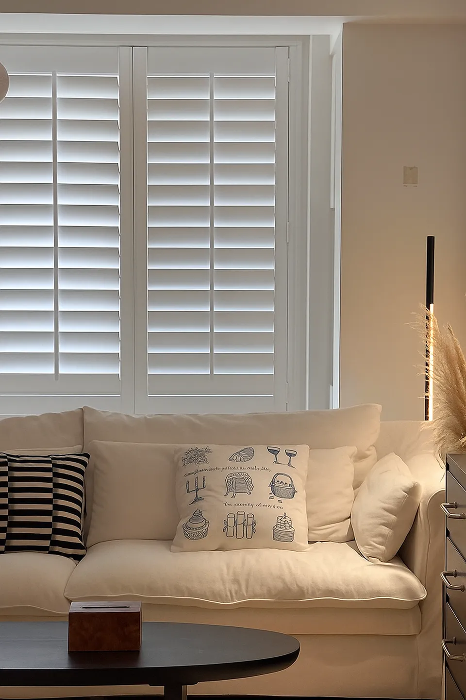 Plantation shutter style indoor window treatment
