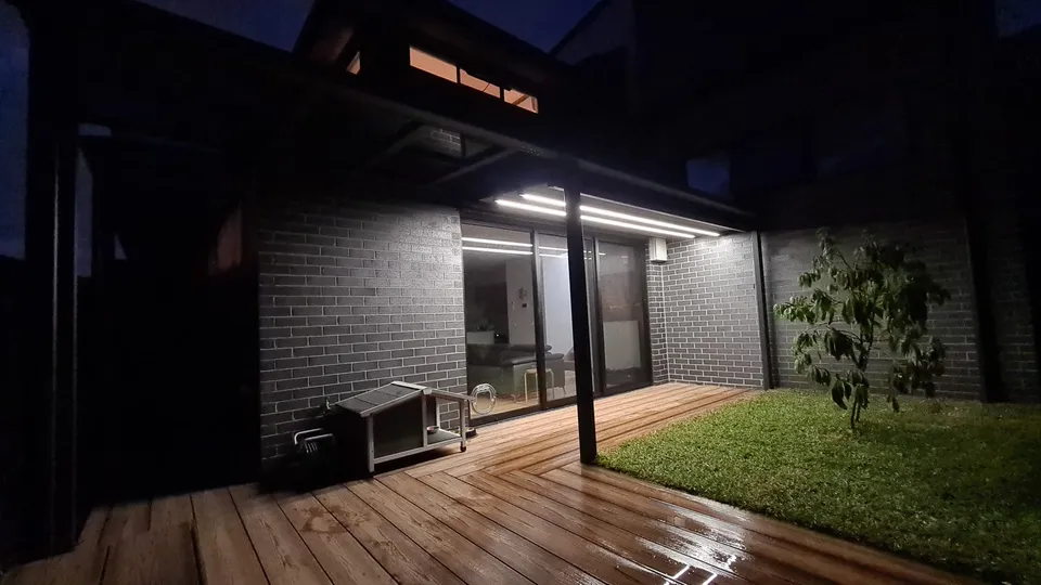 Retractable pergola with motorised roof cover